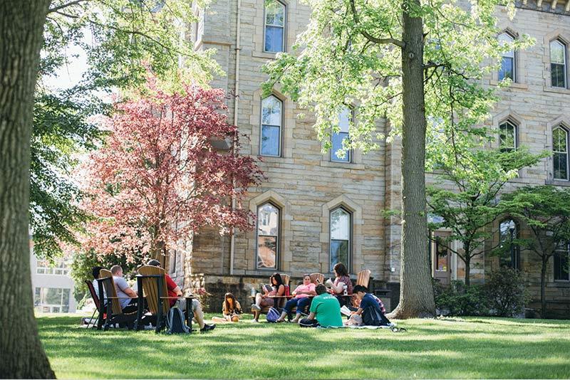 学生 on Old Main lawn