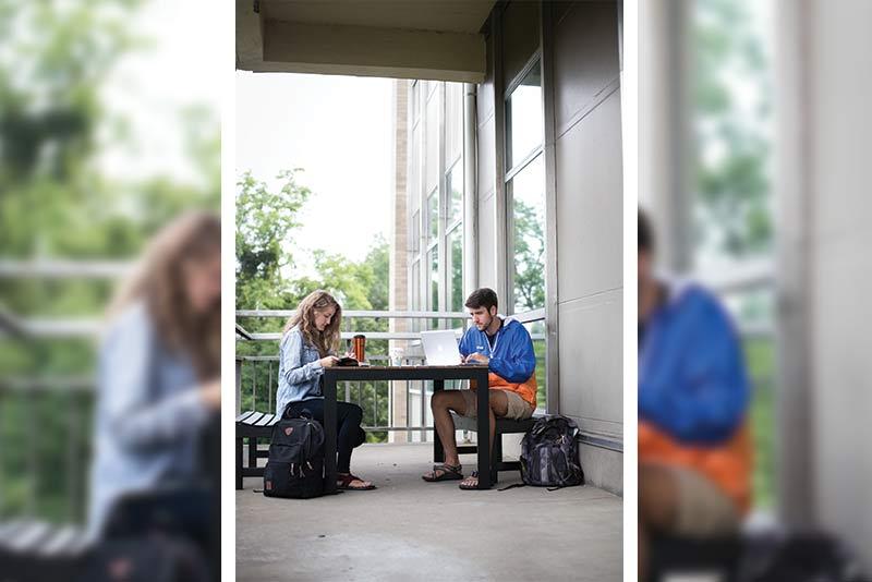 学生 studying on Skye Lounge balcony